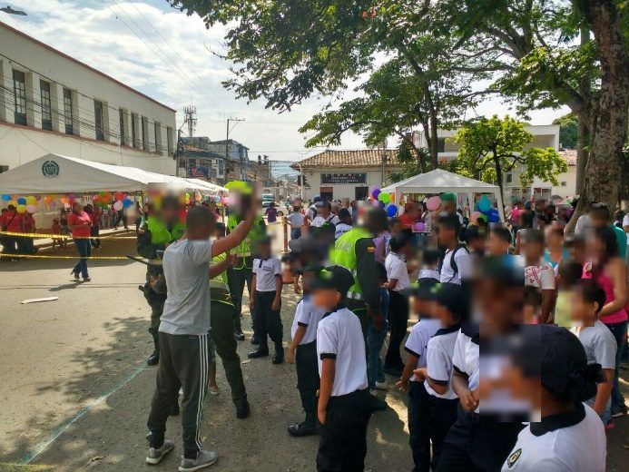 Concentración de niños y niñas en la calle junto a la Policía de Infancia y Adolescencia