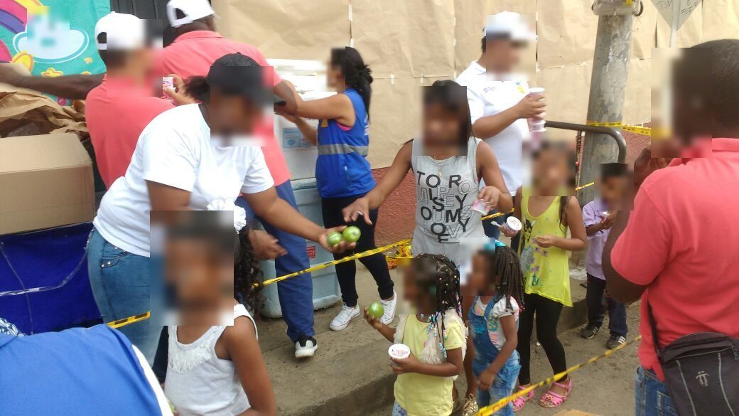 Entrega de refrigerios a niñas y niños