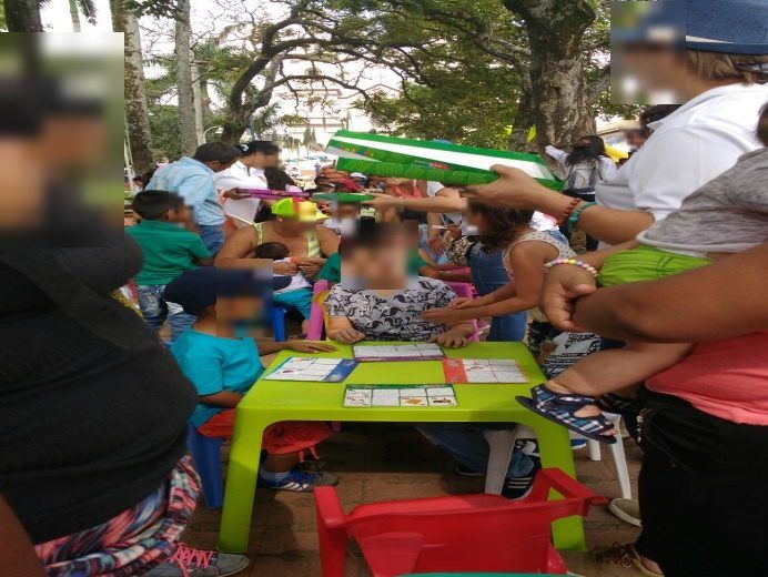Niños y niñas en una mesa de lotería infantil