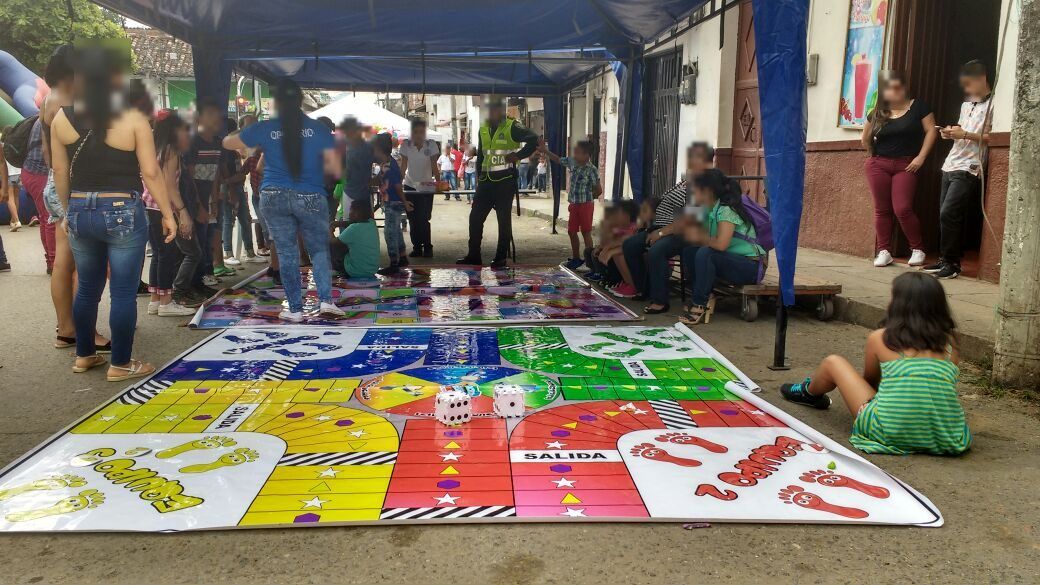 Parqués gigante en la calle durante la celebración del Día de la Niñez en Santander de Quilichao