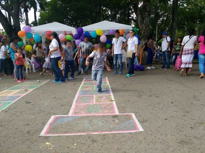 Niño saltando en una rayuela pintada con tiza